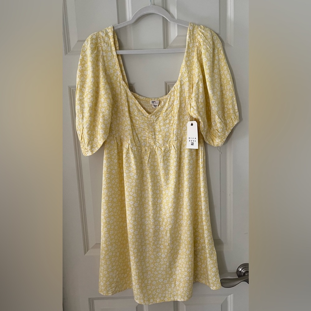 NWT Billabong yellow dress, size L, V neck w/puff sleeves lightweight floral L